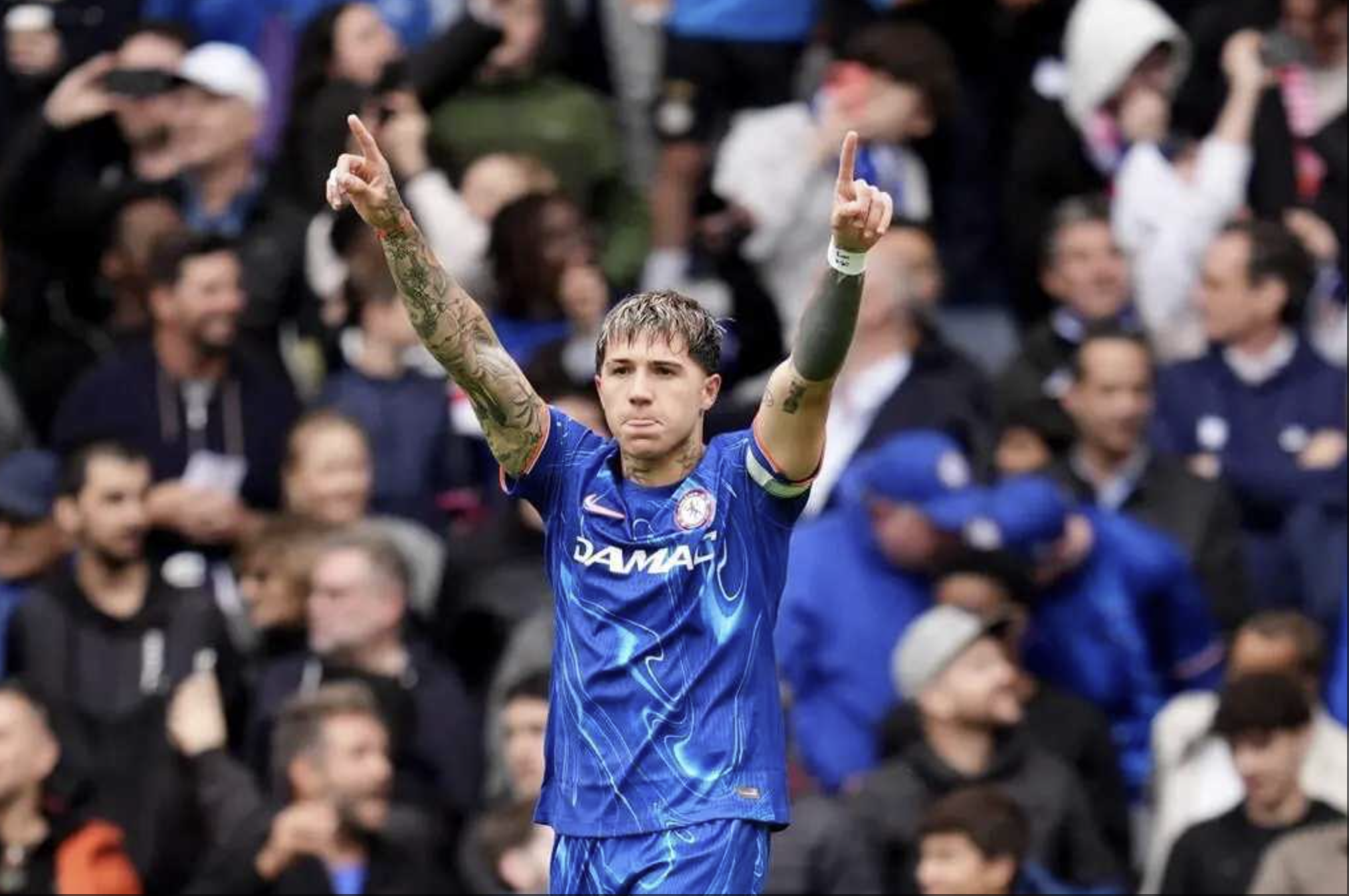 包含赫尔南德斯连续两场进球，成为里昂队的英雄的词条